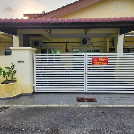 D'Haja 61 Klia Sepang With 3 Airconds & Wifi Villa Banting  Exterior photo