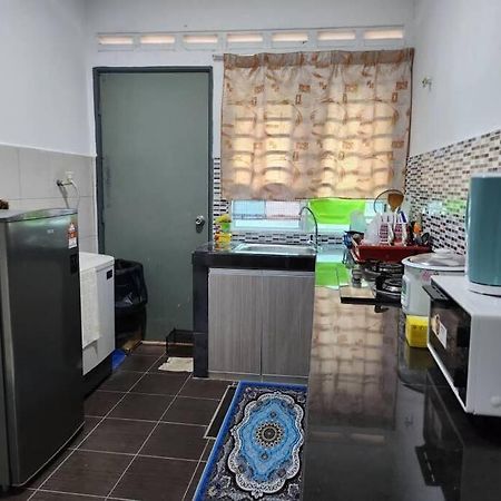 D'Haja 61 Klia Sepang With 3 Airconds & Wifi Villa Banting  Exterior photo